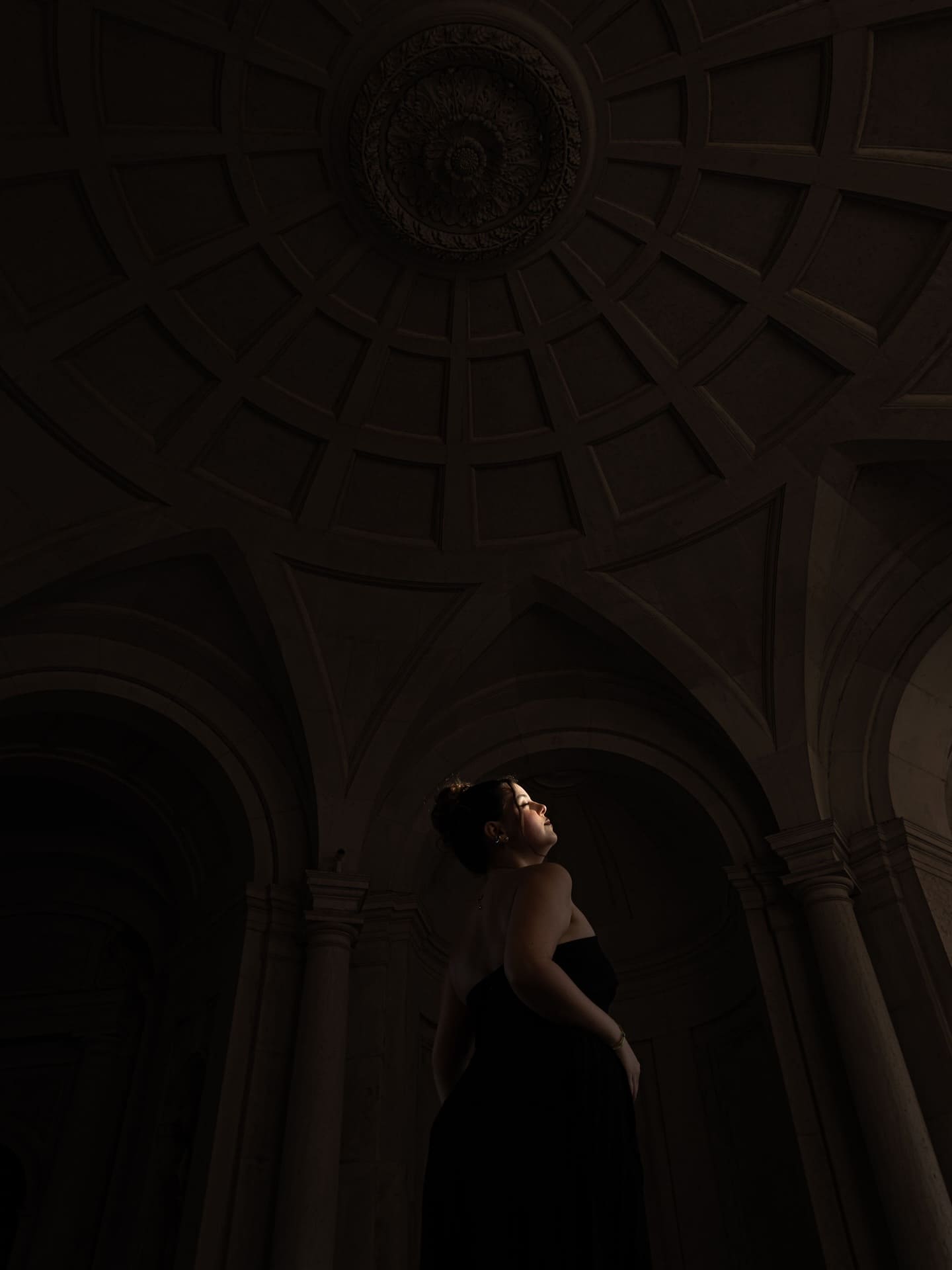 Cúpula de palácio fotografada de baixo durante um casamento